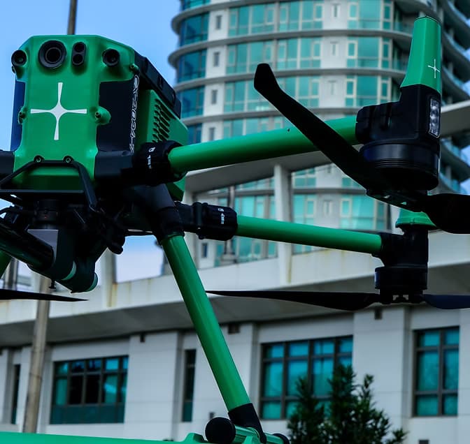 Operacion de limpieza con drone en edificio de gran altura
